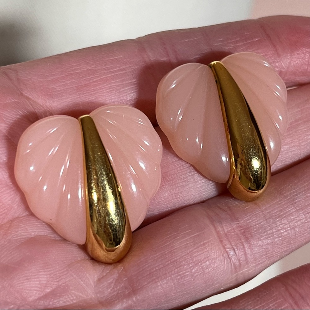 Vintage 80 90 Retro Maximalism Deco pink Lucite Heart Gold Mobwife Earrings - Picture 4 of 15